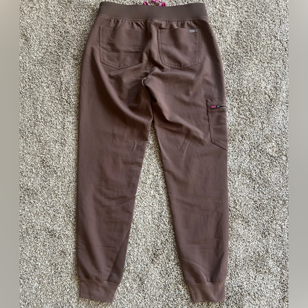Figs Brown (Smokey Taupe) Scrub Set with Pink Drawstring - Picture 3 of 7